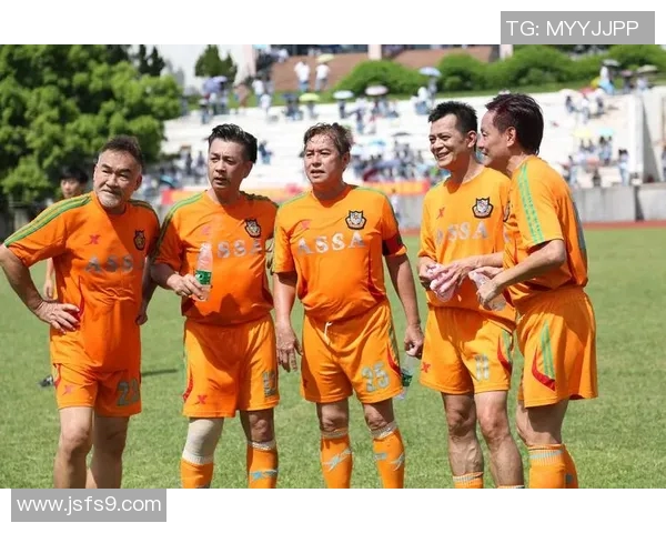 香港足球明星队在成都激情献唱展现足球与音乐的完美结合