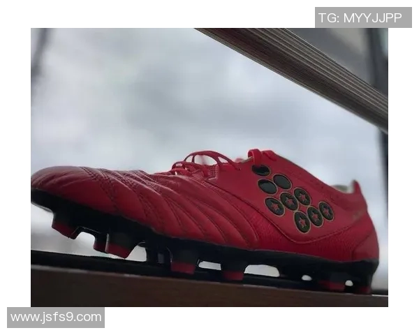 足球明星穿球鞋的精彩瞬间与时尚搭配全景展示 足球明星穿球鞋的精彩瞬间与时尚搭配全景展示